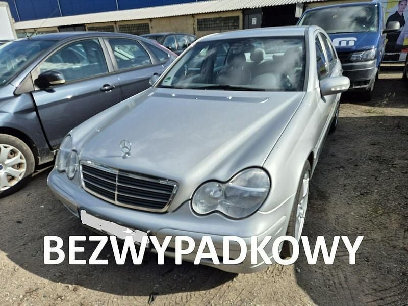 Srebrny (metalik) Używany 2000 Mercedes C200 Sedan/Limuzyna | 13 400 zł - Obraz 1/4