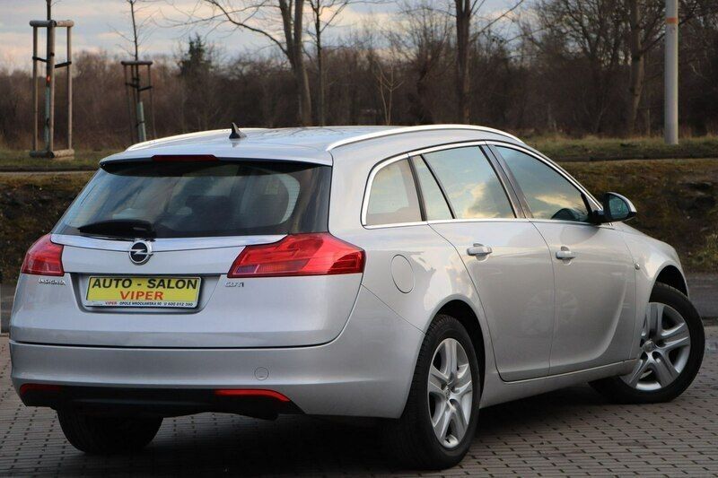Używany Opel Insignia 131 KM (96 kW) 2010 Srebrny metalik (metallic) Sedan/Limuzyna