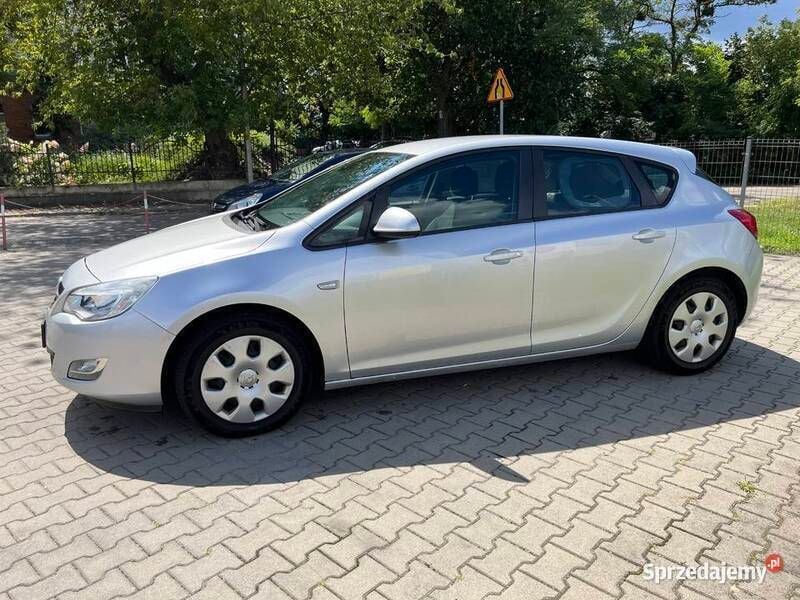 Używany Opel Astra 140 KM (102 kW) 2010 Srebrny Hatchback