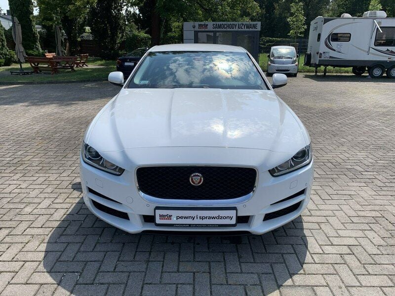 Używany Jaguar XE 180 KM (132 kW) 2016 Biały Sedan/Limuzyna
