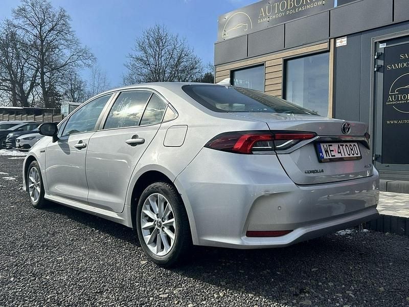 Używany Toyota Corolla 122 KM (89 kW) 2021 Srebrny (metalik) Sedan/Limuzyna