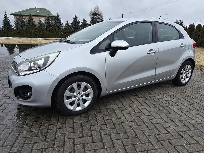 Używany Kia Rio 86 KM (63 kW) 2011 Srebrny (metalik) Hatchback