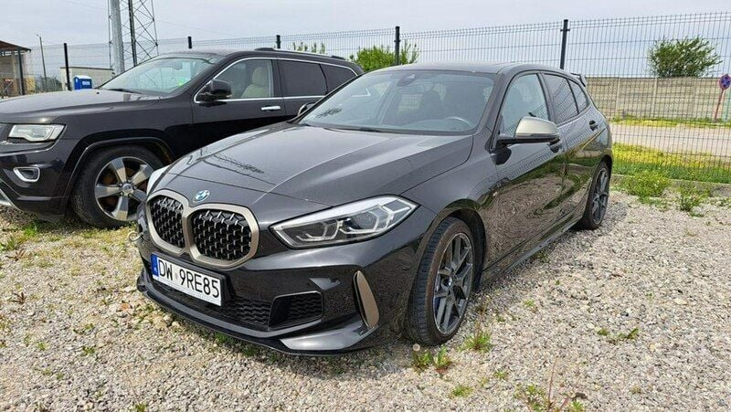Czarny (metalik) Używany 2021 BMW 135 Hatchback | 90 000 zł - Obraz 1/4