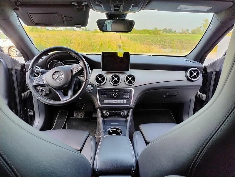 Używany Mercedes CLA250 2017 Czarny Sedan/Limuzyna