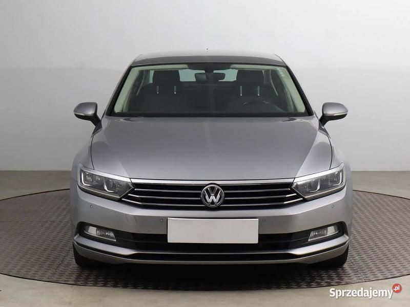 Srebrny Używany 2018 VW Passat Sedan/Limuzyna | 56 999 zł (Dobra cena) - Obraz 1/4