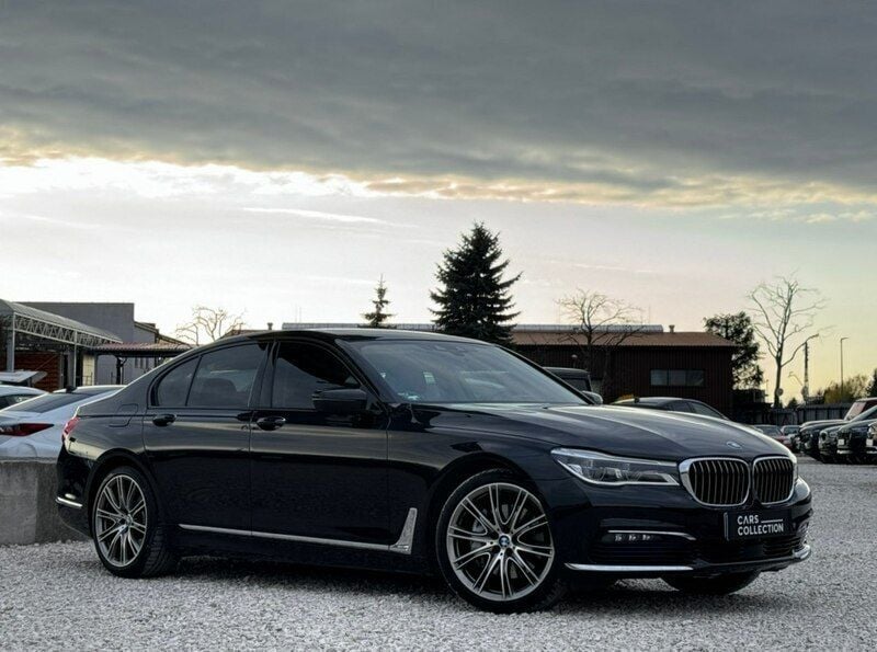 Niebieski ciemny (metalik) Używany 2015 BMW 730 Sedan/Limuzyna | 110 000 zł - Obraz 1/4