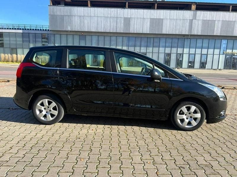 Używany Peugeot 5008 112 KM (82 kW) 2012 Czarny Minivan