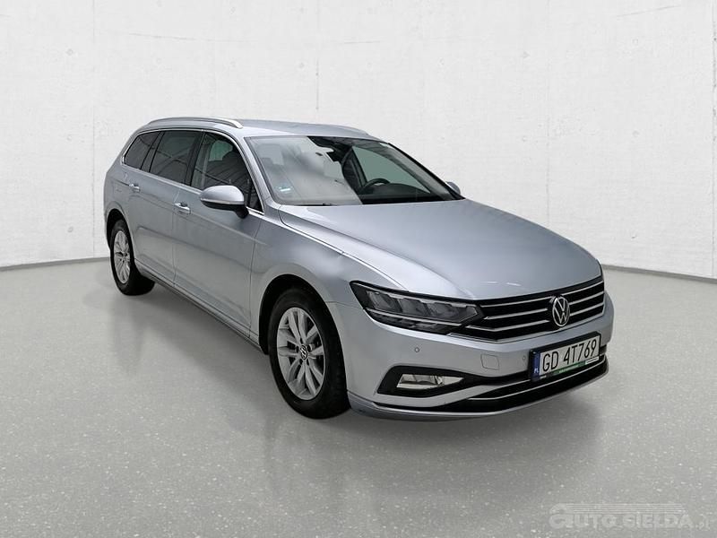 Srebrny Używany 2023 VW Passat Kombi | 88 948 zł (Uczciwa cena) - Obraz 1/4