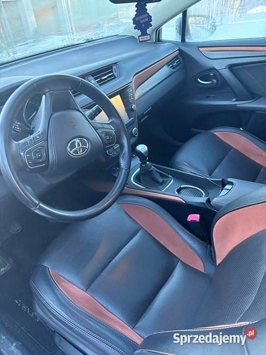 Używany Toyota Avensis 2016 Brązowy Kombi