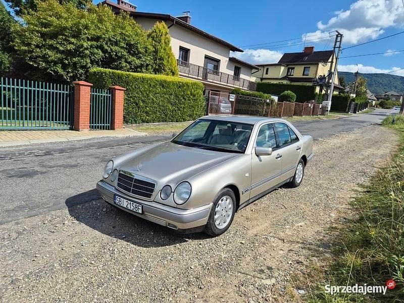 Złoty Używany 1996 Mercedes E220 Sedan/Limuzyna | 22 500 zł - Obraz 1/4