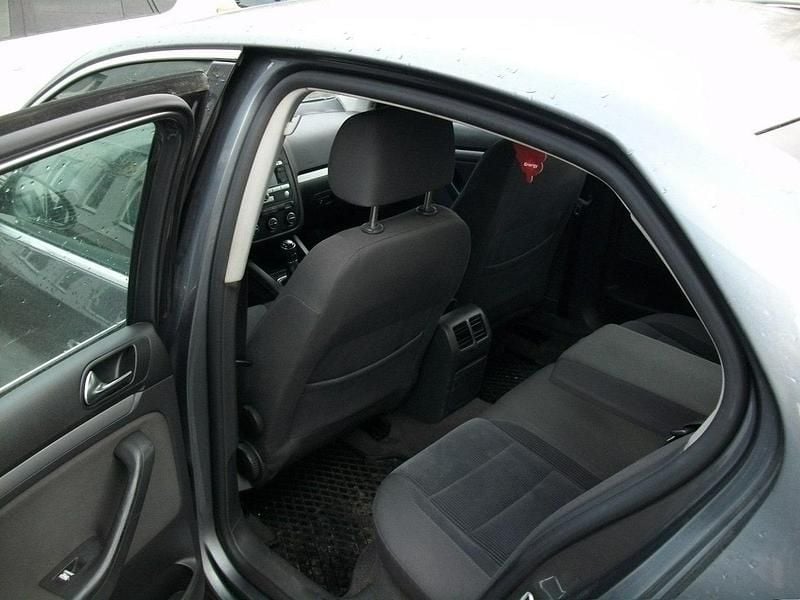 Używany VW Jetta 105 KM (77 kW) 2006 Szary Sedan/Limuzyna
