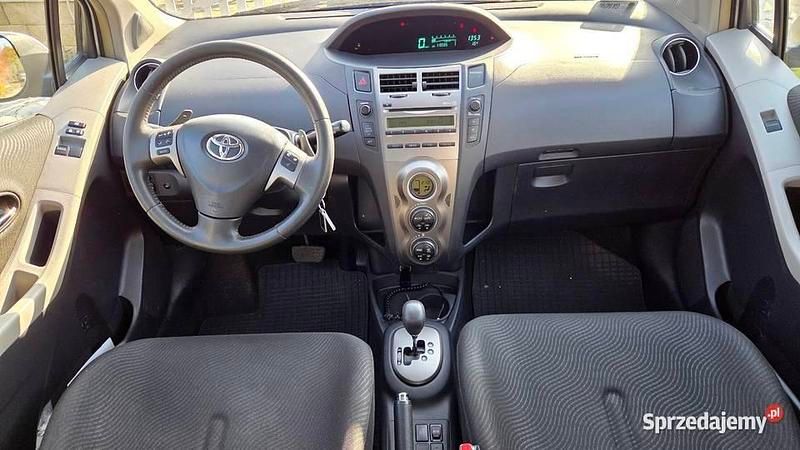 Używany Toyota Yaris 2011 Srebrny Hatchback