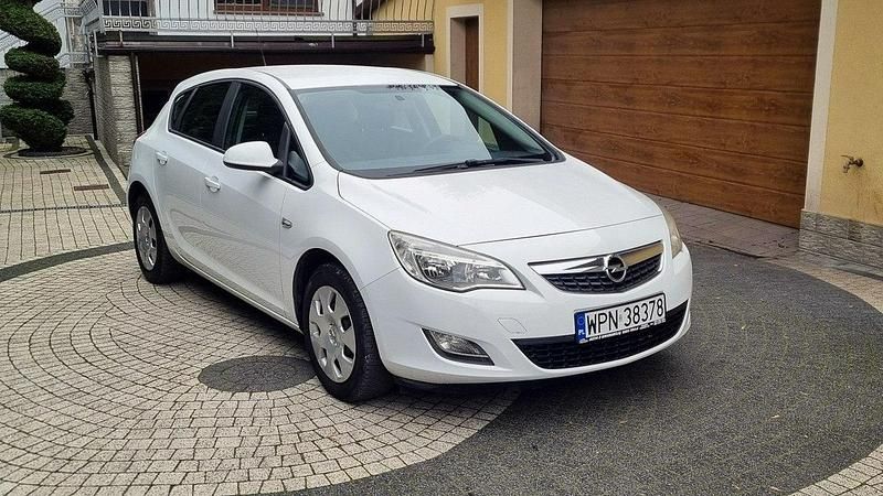 Biały (metalik) Używany 2010 Opel Astra Hatchback | 19 900 zł (Uczciwa cena) - Obraz 1/4