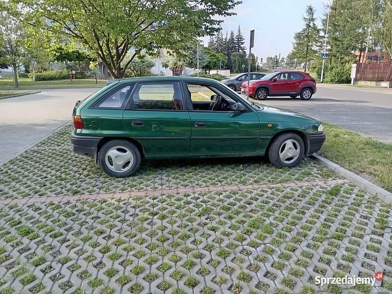 Zielony Używany 1998 Opel Astra Hatchback | 2500 zł (Uczciwa cena) - Obraz 1/4