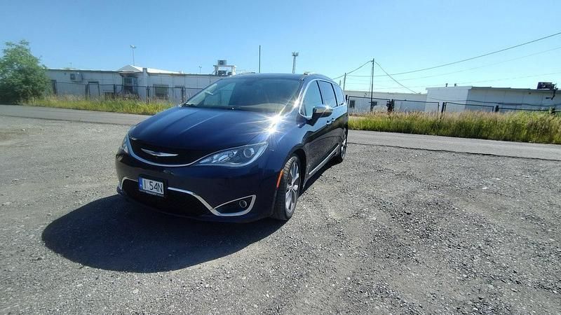 Niebieski ciemny (metalik) Używany 2018 Chrysler Pacifica SUV | 93 000 zł (Uczciwa cena) - Obraz 1/4