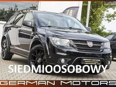 Czarny (metalik) Używany 2016 Fiat Freemont Black Code SUV | 51 900 zł (Uczciwa cena) - Obraz 1/4