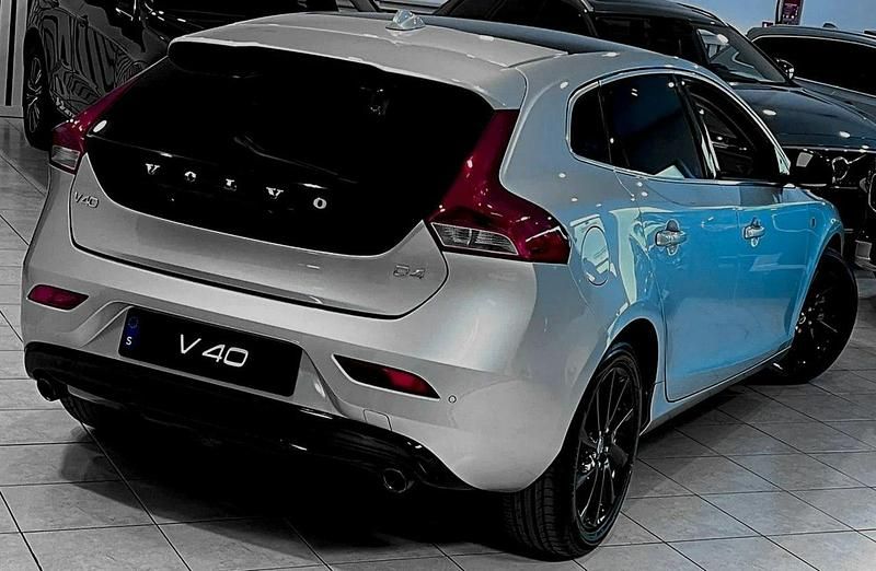 Używany Volvo V40 Ocean Race 190 KM (139 kW) 2015 Srebrny Sedan/Limuzyna