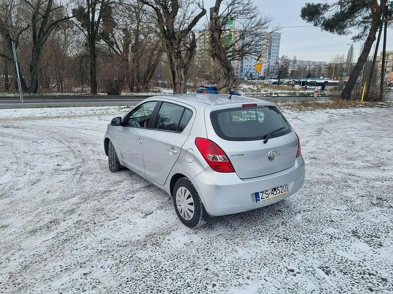 Używany Hyundai i20 100 KM (73 kW) 2010 Srebrny Hatchback