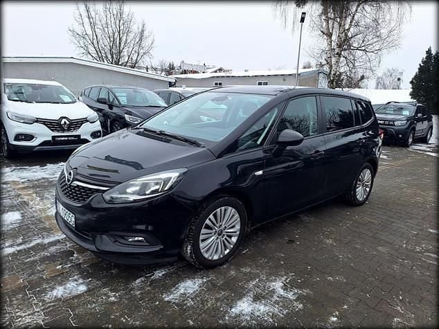 Używany Opel Zafira Enjoy 2017 Czarny Minivan
