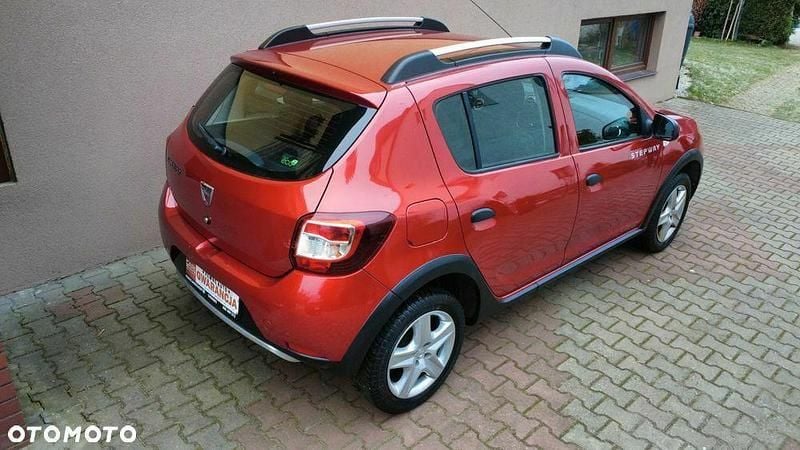Używany Dacia Sandero Stepway 90 KM (66 kW) 2014 Czerwony Minivan