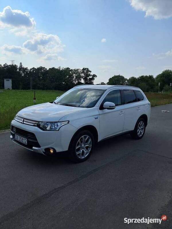 Biały Używany 2015 Mitsubishi Outlander P-HEV SUV | 50 000 zł - Obraz 1/4