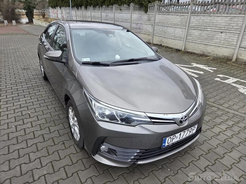 Używany Toyota Corolla 132 KM (97 kW) 2017 Brąz Sedan/Limuzyna