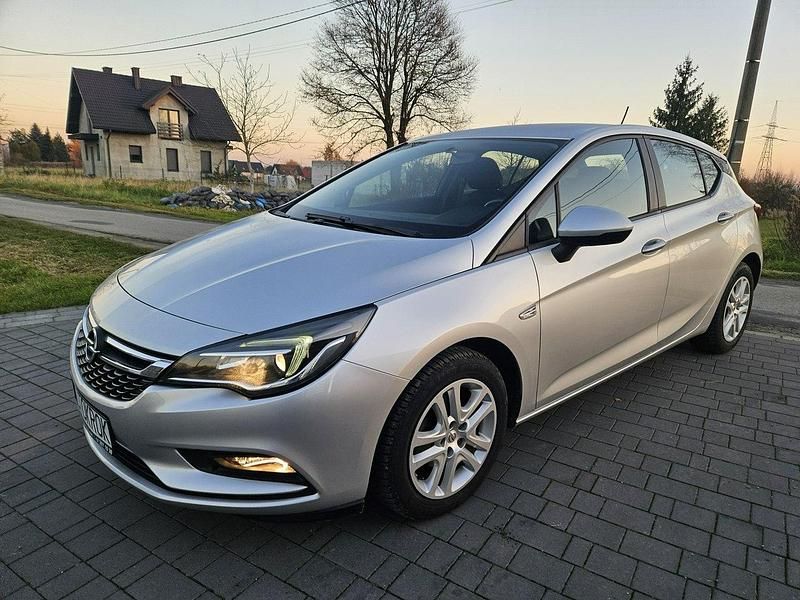 Srebrny (metalik) Używany 2018 Opel Astra Hatchback | 37 800 zł (Uczciwa cena) - Obraz 1/4