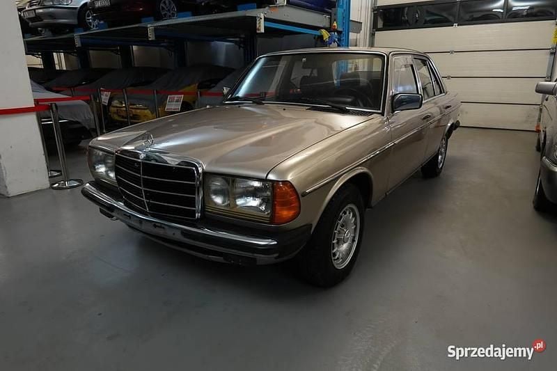 Używany Mercedes 240 1978 Złoty Sedan/Limuzyna