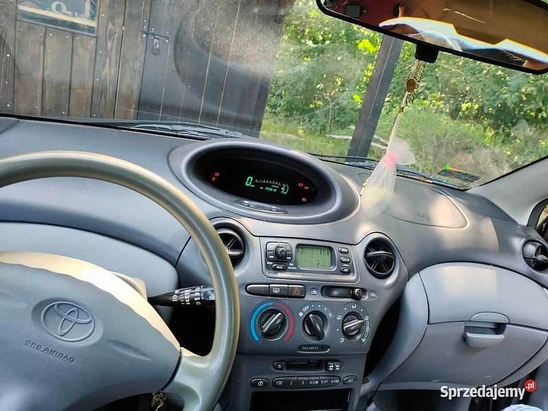 Używany Toyota Yaris 2000 Czarny Sedan/Limuzyna