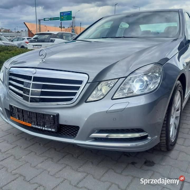 Szary (metalik) Używany 2011 Mercedes E350 Sedan/Limuzyna | 49 900 zł (Uczciwa cena) - Obraz 1/4