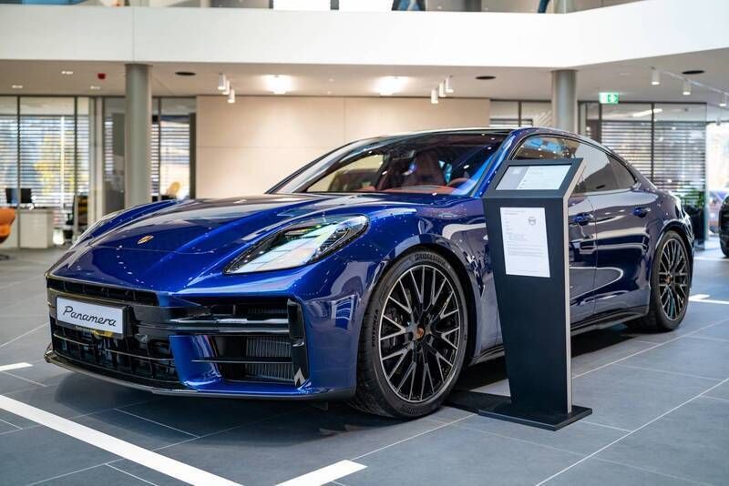 Gentian blue metallic Nowe 2024 Porsche Panamera 4 Sedan/Limuzyna | 706 000 zł (Super Cena) - Obraz 1/4