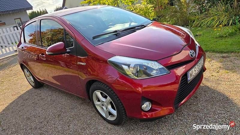 Bordowy Używany 2013 Toyota Yaris Hybrid Hatchback | 38 900 zł (Dobra cena) - Obraz 1/4