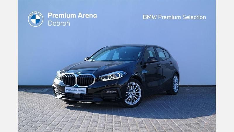 Black sapphire metallic metalizowany Używany 2021 BMW 118 Advantage Hatchback | 89 900 zł (Uczciwa cena) - Obraz 1/3