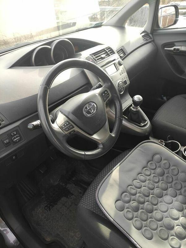 Używany Toyota Verso 126 KM (92 kW) 2009 Szary Minivan