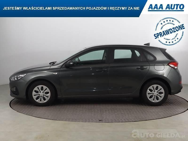 Używany Hyundai i30 120 KM (88 kW) 2022 Srebrny