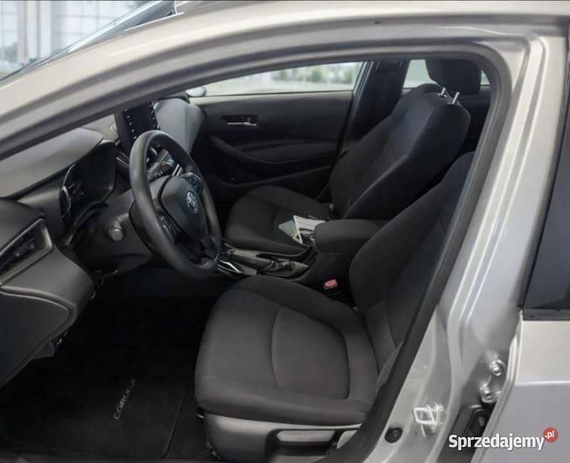 Używany Toyota Corolla 132 KM (97 kW) 2021 Srebrny (metalik) Sedan/Limuzyna