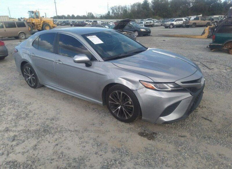 Używany Toyota Camry 203 KM (149 kW) 2019 Srebrny Sedan/Limuzyna