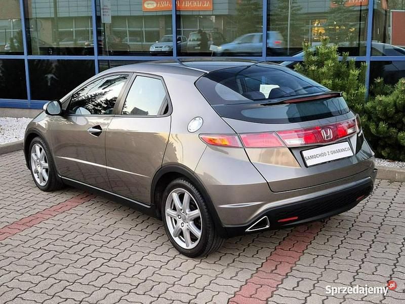 Używany Honda Civic 140 KM (102 kW) 2007 Beżowy Hatchback