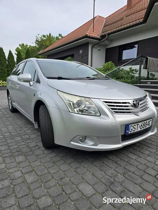 Używany Toyota Avensis Premium 126 KM (92 kW) 2011 Srebrny Sedan/Limuzyna