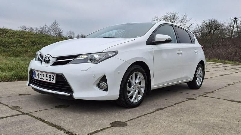 Używany Toyota Auris 132 KM (97 kW) 2014 Biały (metalik) Hatchback