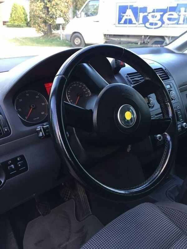 Czarny Używany 2006 VW Touran Minivan | 13 500 zł (Drogi) - Obraz 1/4