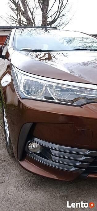 Używany Toyota Corolla 132 KM (97 kW) 2017 Brązowobeżowy Sedan/Limuzyna