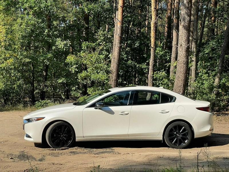 Używany Mazda 3 Inclusive 250 KM (183 kW) 2021 Biały Sedan/Limuzyna