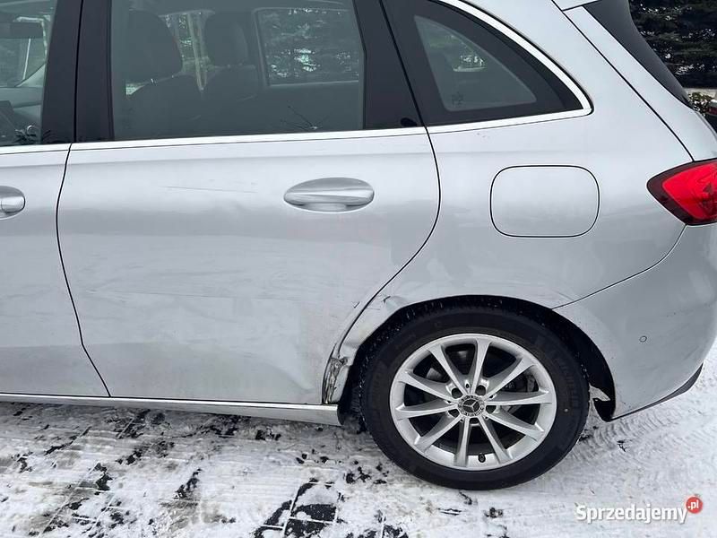 Używany Mercedes A180 136 KM (100 kW) 2020 Srebrny Minivan
