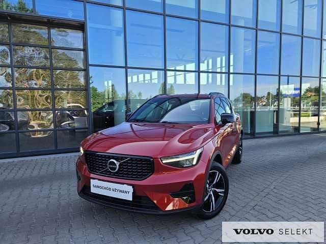 Czerwony Używany 2025 Volvo XC40 SUV | 155 900 zł (Uczciwa cena) - Obraz 1/3