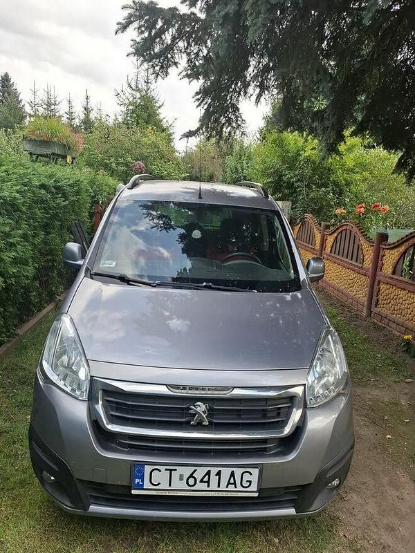 Srebrny Używany 2016 Peugeot Partner Tepee Minivan | 37 000 zł - Obraz 1/4