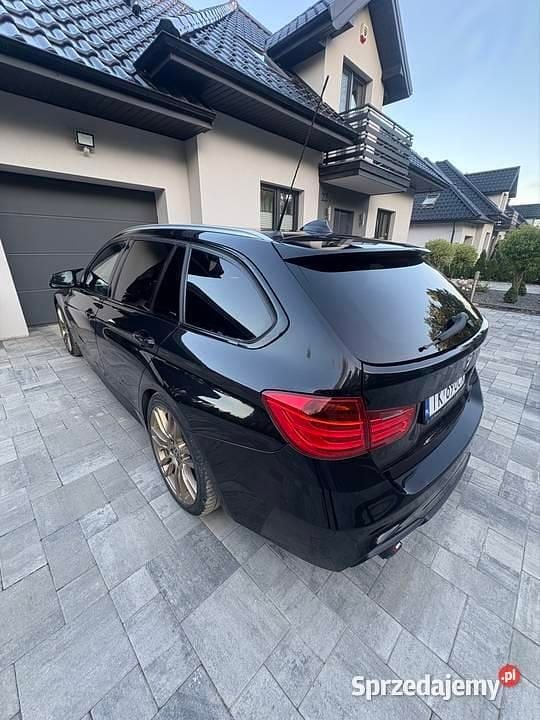Czarny Używany 2013 BMW 320 Comfort Edition Kombi | 51 500 zł (Uczciwa cena) - Obraz 1/4