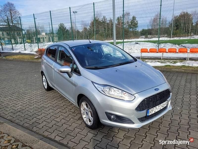 Używany Ford Fiesta 2016 Srebrny Hatchback