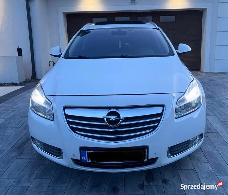 Biały Używany 2011 Opel Insignia Kombi | 26 900 zł (Uczciwa cena) - Obraz 1/4