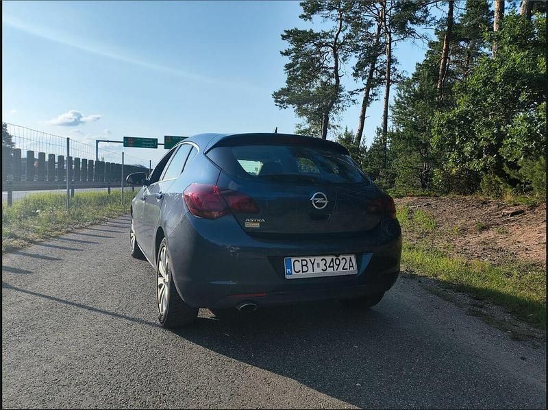 Używany Opel Astra 120 KM (88 kW) 2011 Niebieski Hatchback